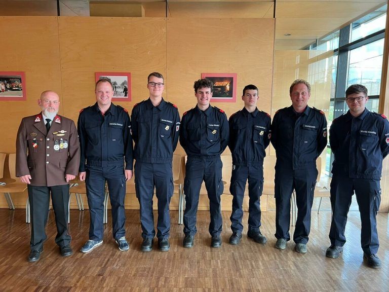 Die erfolgreichen Teilnehmer der Feuerwehr Lauterach mit Kommando, Trainer und ­Bewerter.