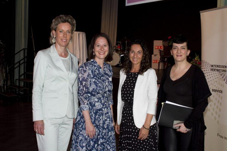 Die Gastgeberinnen Carina Pollhammer, Andrea Längle und Karin Furtner mit Referentin Susanne Grieger-Langer. FRANC