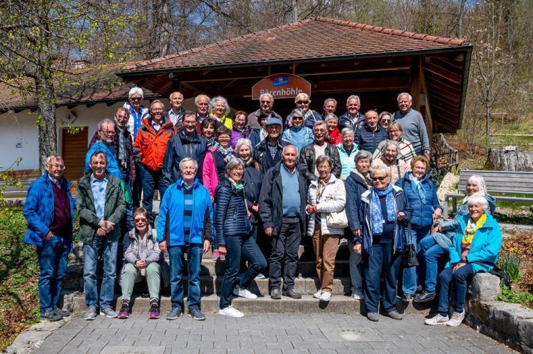 Die Gruppe des Seniorenbundes vor der Bärenhöhle. SB Lauterach