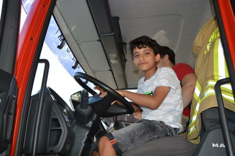 Die Kinder durften im Feuerwehrauto Platz nehmen.