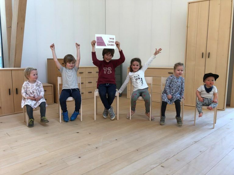 Die Kinder freuen sich über den ausgezeichneten Stuhl der Tischlerei Mohr. Gertraud Fetz