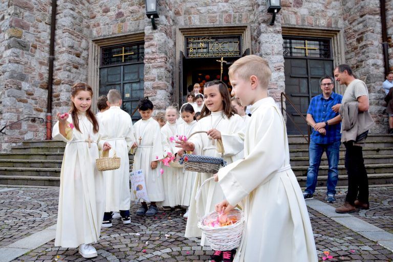 Die Kinder hatten beim Fronleichnamsfest vor einem Jahr große Freude und streuten Blütenblätter auf den Kirchplatz.<span class="media-container dcx_media_rtab" data-dcx_media_config="{}" data-dcx_media_type="rtab"> </span><span class="copyright">sco</span>