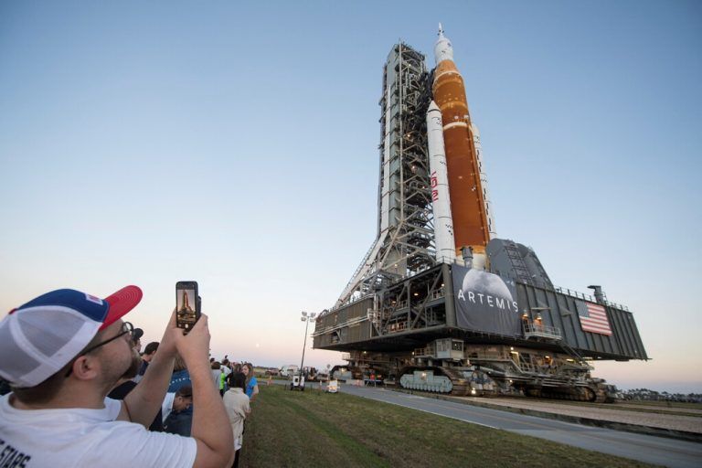 Die NASA-Rakete wurde bereits zur Startrampe in Cape Canaveral gebracht.  Der Test ist für kommenden Samstag geplant. NASA/Aubrey Gemignani