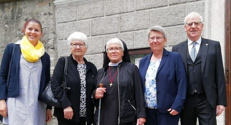 Die Ordensschwester mit Verwandtschaft: Elisabeth Schwab-Nachbaur, Kathi Schwab, Schwester Waltraude, Martina und Wolfgang TürtscherKloster Wernberg/Sr. Marcella