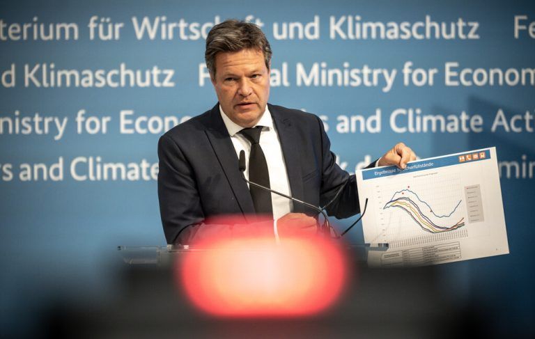 Die Preise seien hoch, man müsse sich auf weitere Anstiege gefasst machen, erklärte Habeck. APA/DPA/Kappeler