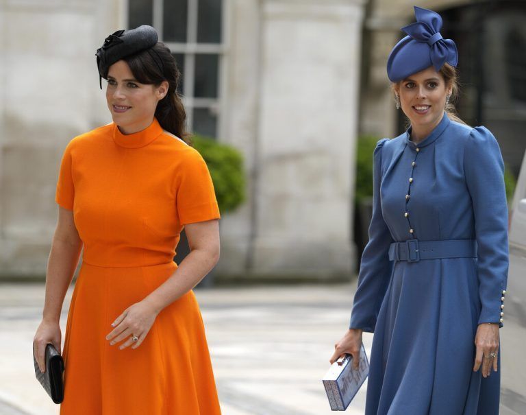 Die Prinzessinnen Eugenie und Beatrice beim anschließenden Empfang. AP