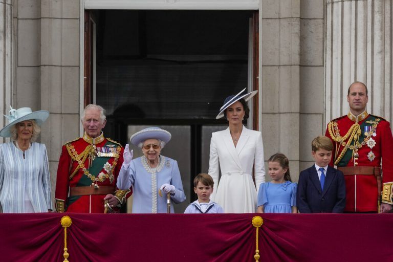 Die Queen zeigte sich, begleitet von Familienmitgliedern, auf dem Balkon des Buckingham-Palasts.apa, Reuters, AFP/Leal