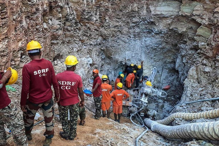 Die Rettungsarbeiten gestalteten sich schwierig. AFP