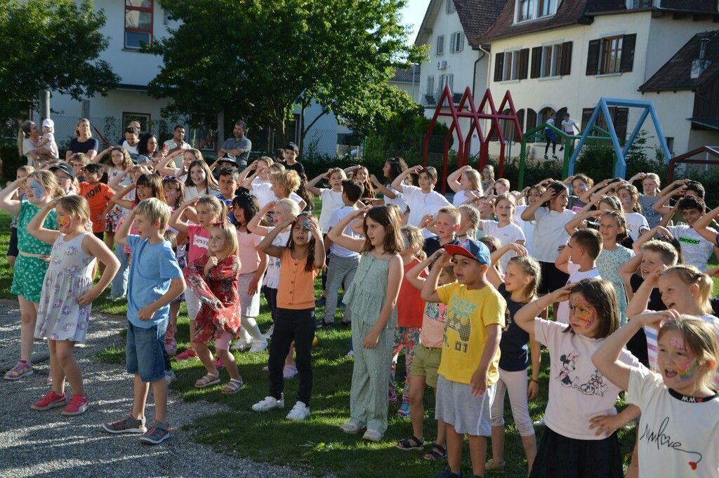 Fröhliches Schulfest im Rheindorf