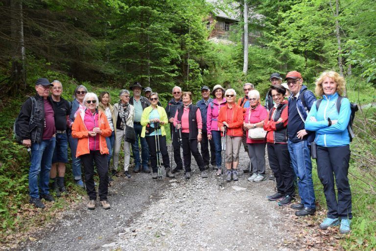 Die Seniorengruppe bei der Latora-Quelle. S. Hartmann