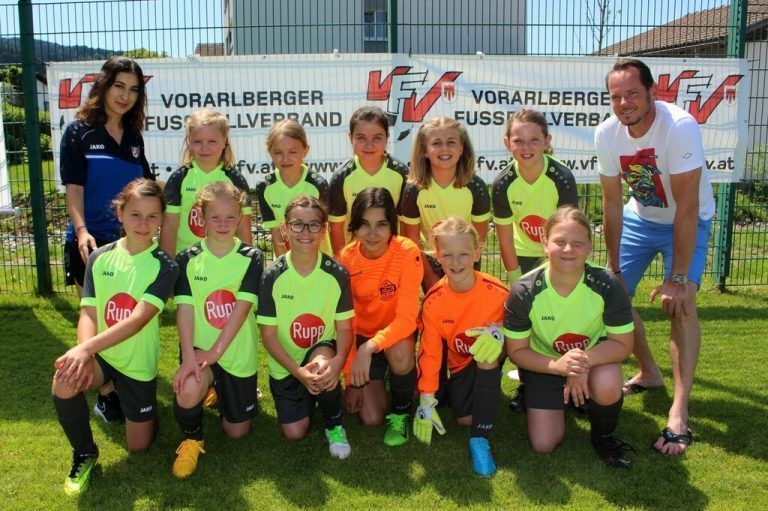 Die U12-Mädchen-Teams der SPG Leiblachtal A und B mit ihrer Trainerin Dilara Cenik und Dress-Sponsor Christoph Rupp. <span class="copyright">bms/3</span>