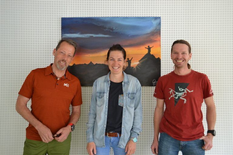 Die Walser Guides freuen sich über die gelungene Kooperation mit dem Alpenverein Vorarlberg: Rainer Schlattinger und Angela Bitschnau sowie Stefan Fritsche. Bischof