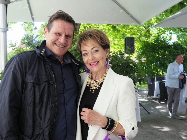Dieter Pfurtscheller (Jakobsbruderschaft) und Musikerin Ina Wolf.
