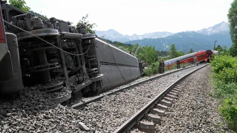 Drei Waggons sind umgekippt. AFP