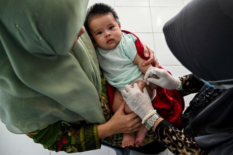 Ein Baby wird im Rahmen eines landesweiten Programms für Kinder in Banda Aceh, Indonesien, gegen Tuberkulose geimpft. AFP