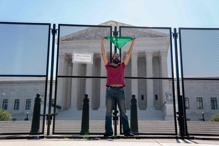 Ein Demonstrant, der für das Recht auf Abtreibung eintritt, hat sich am Sicherheitszaun vor dem Supreme Court in Washington DC festgekettet. AFP