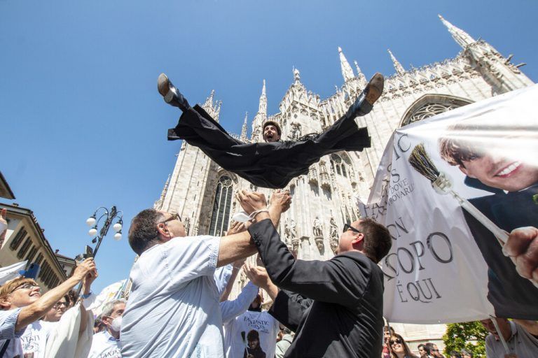 Ein frisch geweihter Priester wird vor der weltberühmten gotischen Kathedrale von Mailand gefeiert. AP