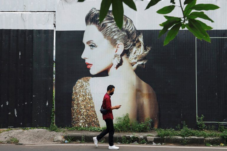 Ein Fußgänger blickt auf sein Mobiltelefon, als er ein Wandbildnis in der indonesischen Hauptstadt Jakarta passiert. Reuters