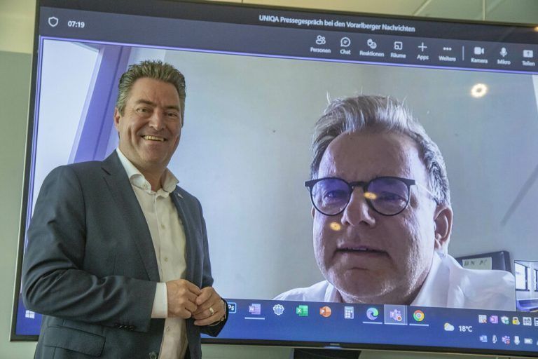 Ein Gespräch in der neuen, digitalen Welt: Markus Stadelmann in der VN-Redaktion, Peter Humer zugeschaltet aus Wien. vn/Paulitsch