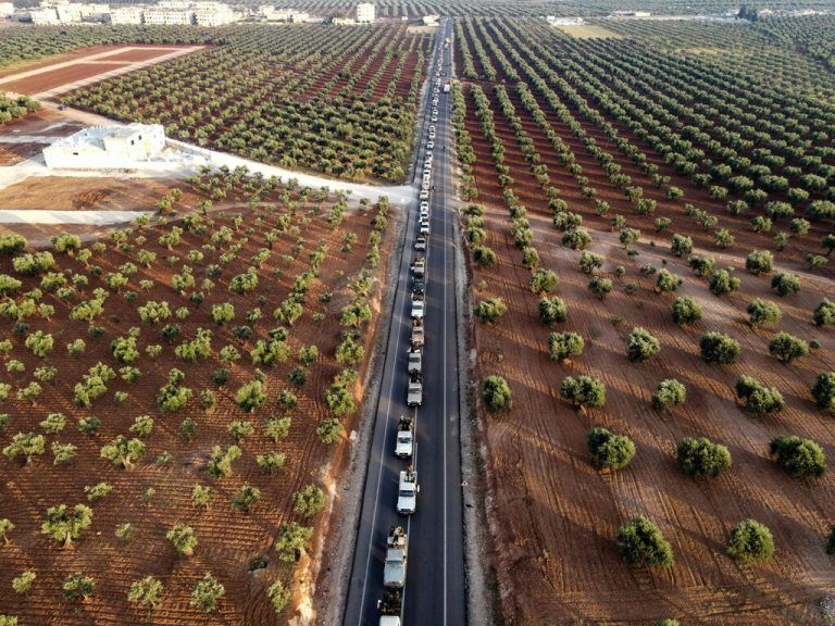 Ein Konvoi von Kämpfern, die von der Türkei unterstützt werden, fährt durch die Landschaft bei Afrin in der syrischen Provinz Aleppo. AFP