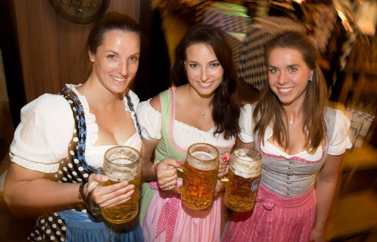 Ein Maß Bier kostet heuer zwischen 12,60 Euro und 13,80 Euro. 
              dpa