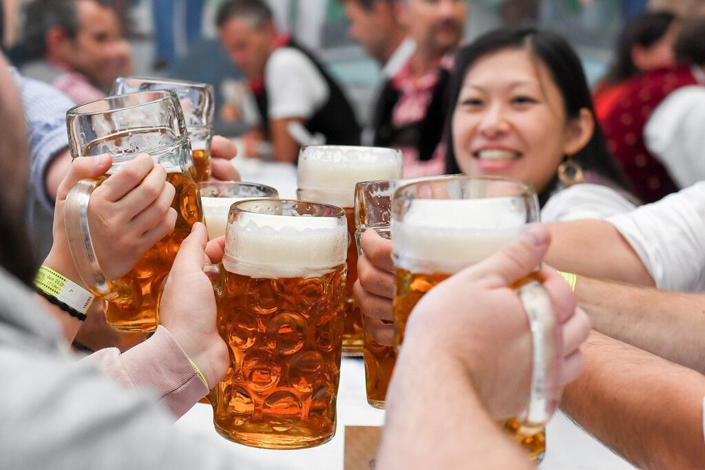 Die ersten Bierzelte werden aufgebaut