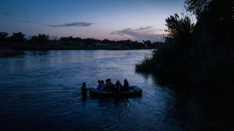 Ein Schmuggler bringt ein Schlauchboot mit asylsuchenden Migranten über den Rio Grande von Mexiko in die Vereinigten Staaten. Reuters