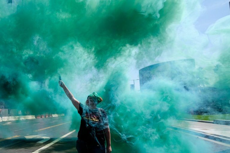 Eine Aktivistin protestiert gemeinsam mit anderen während des Amerika-Gipfels in Los Angeles für das Recht auf Abtreibung. AFP