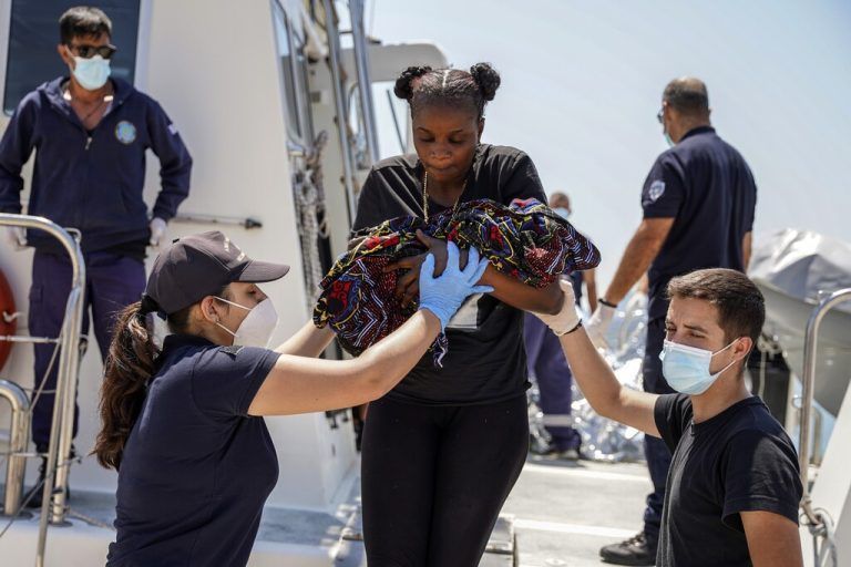 Eine aus Eritrea stammende Frau hat auf einer kleinen griechischen Felseninsel einen Buben auf die Welt gebracht. Die beiden wurden mit 28 weiteren Migranten von der Küstenwache gerettet. afp