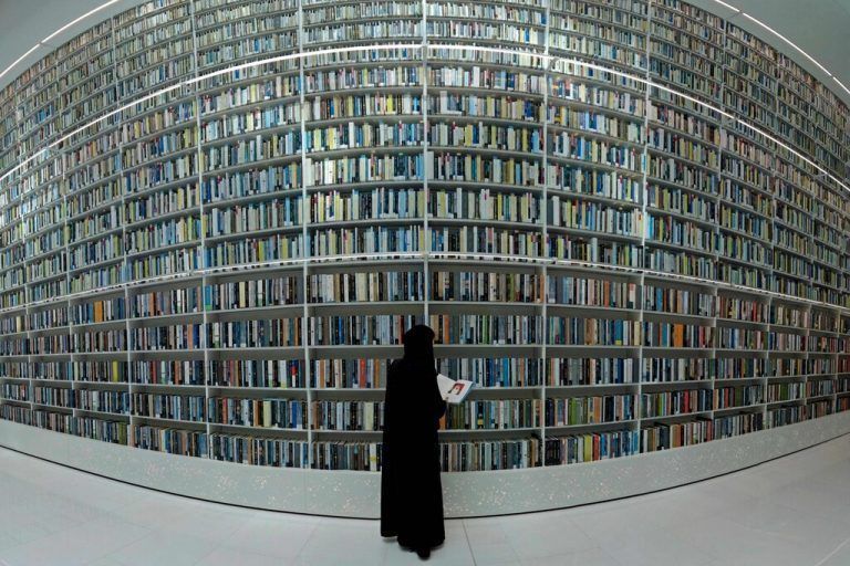 Eine Besucherin betrachtet in der neu eröffneten Mohammed-Bin-Rashid-Bibliothek in Dubai ein Buch. AFP