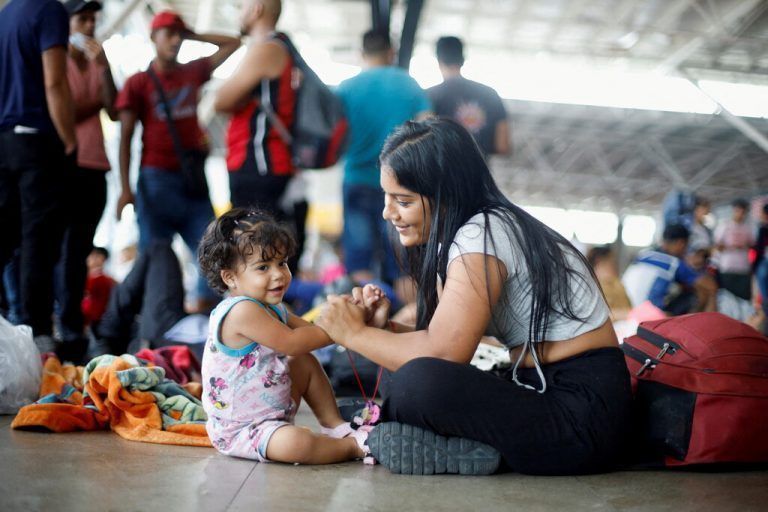 Eine Frau spielt mit ihrer Tochter, während sie mit anderen venezolanischen Migranten auf Hilfe der mexikanischen Behörden wartet. RTS
