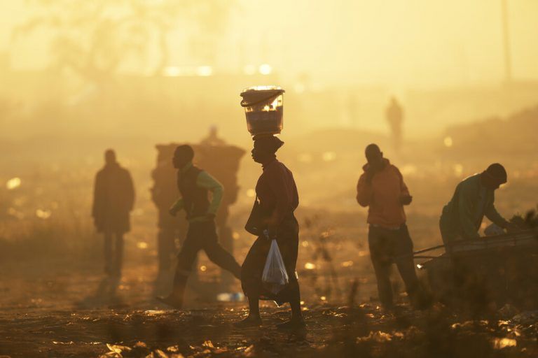 Eine Frauhat sich in Harare, der Hauptstadt von Simbabe, auf den Weg zum Markt gemacht. AP