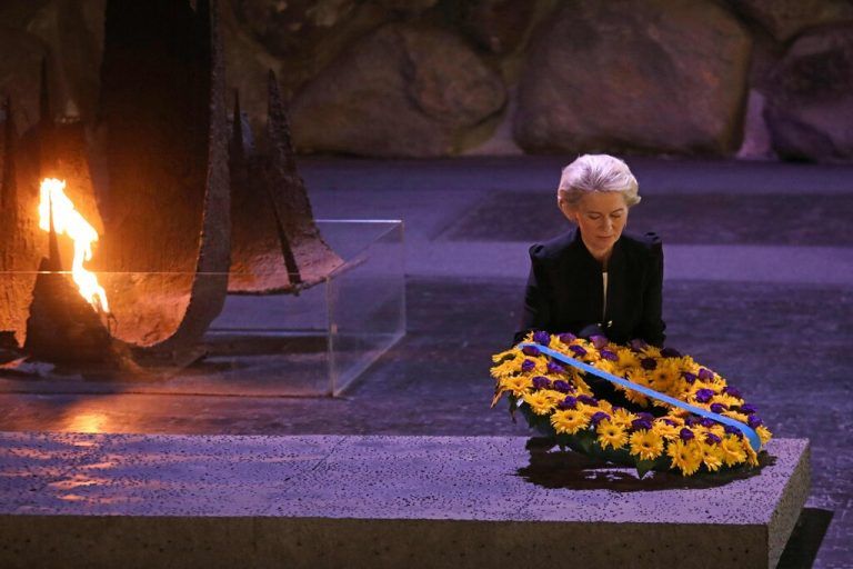 EU-Kommissionspräsidentin Ursula von der Leyen gedachte in der Gedenkstätte Yad Vashem in Jerusalem der Schoah-Opfer. AFP