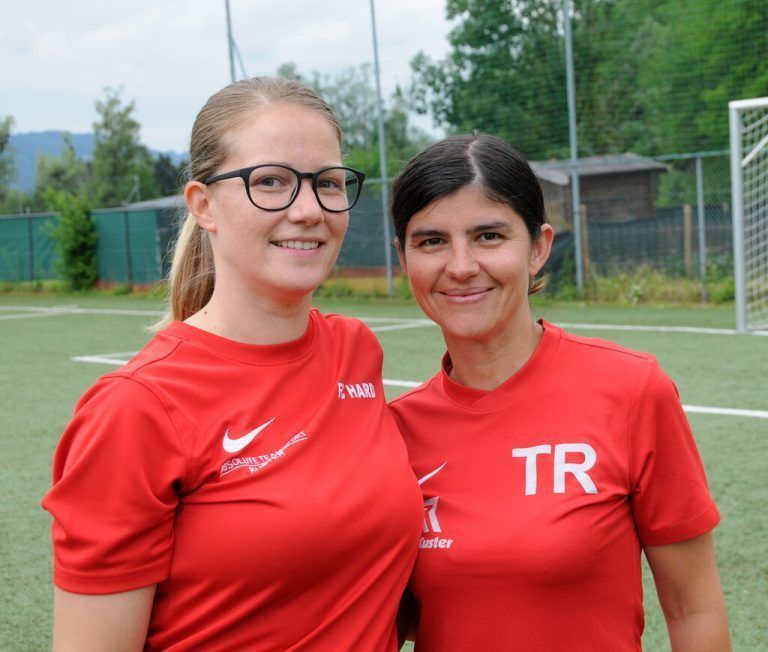 <p class="caption">Fabienne Winner und Sabrina Sutter sind seit sechs Jahren beim Nachwuchstraining des FC Hard aktiv.</p><p class="caption"/>