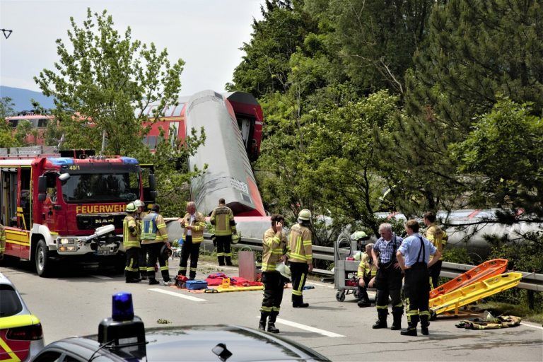 Feuerwehr, Notärzte und Polizei waren mit einem Großaufgebot vor Ort. dpa