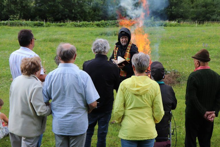 Pfarrer Ernst Ritter nimmt die Segnung des JohannesFeuers vor.VN/MEK