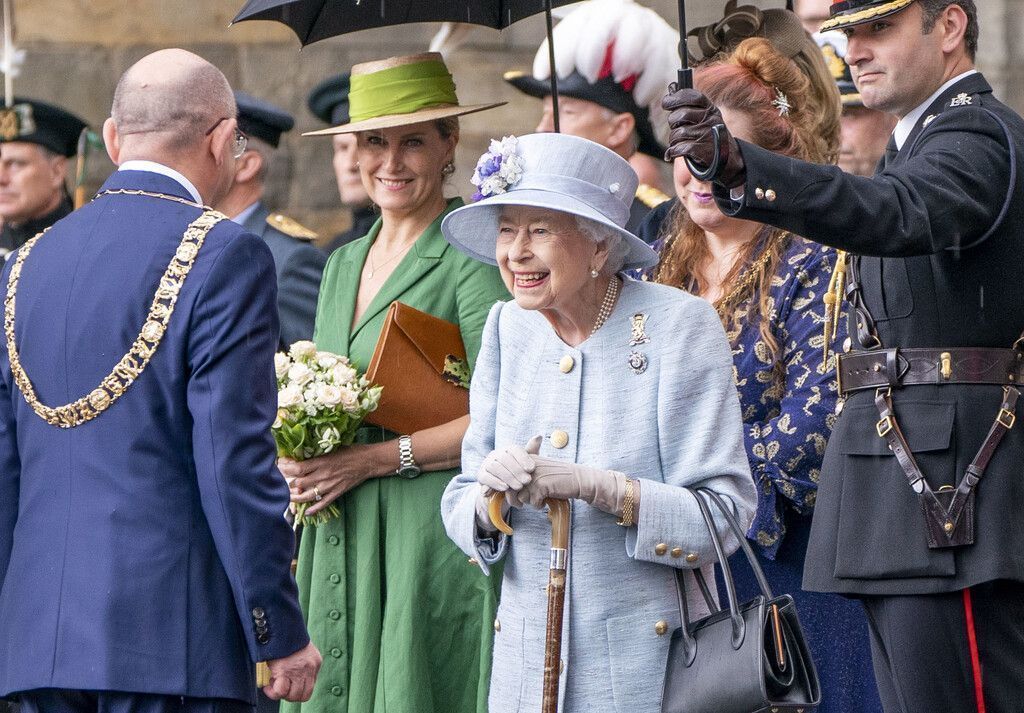 Die Queen zeigt sich gut gelaunt