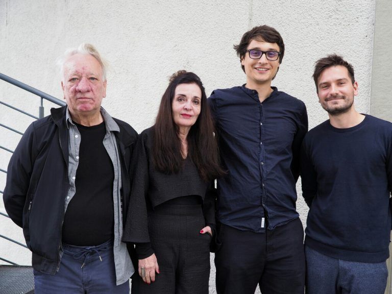 FM Einheit (Musik, Video & Regiemitarbeit), Stephanie Geiger (Inszenierung, Bühne & Kostüm), Elias Lepper (Dramaturgie) und Ben Dembeck (Landestheater). SIE