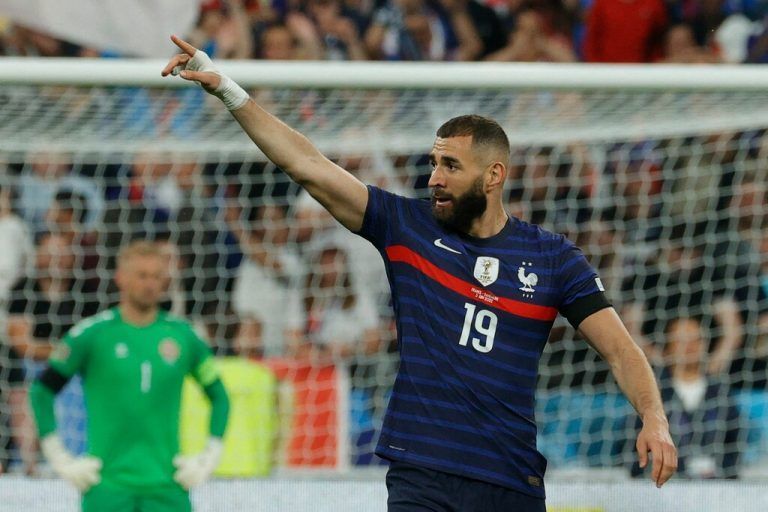 France's forward Karim Benzema celebrates after scoring the opening goal during the UEFA Nations League - League A Group 1 first leg football match between France and Denmark at the Stade de France in Saint-Denis, north of Paris, on June 3, 2022. (Photo by Geoffroy VAN DER HASSELT / AFP)