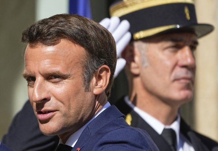 Frankreichs Präsident Macron muss nach der ersten Runde der Parlamentswahl um die absolute Mehrheit seines Bündnisses fürchten. AP