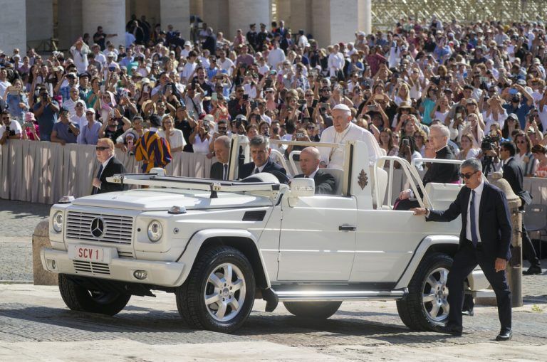 Für die wöchentliche Generalaudienz trifft Papst Franziskus im Papamobil am Petersplatz im Vatikan ein. AP