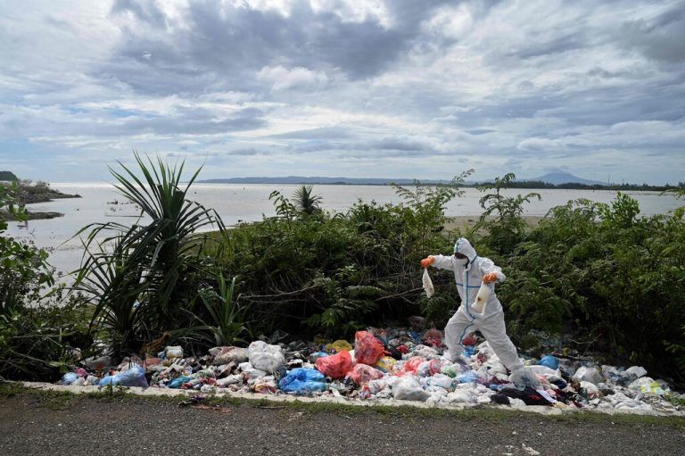 Für eine Untersuchung von Mikroplastik im Wasser überprüft ein Freiwilliger Plastikmüll am Strand von Pekan Bada, Indonesien. AFP