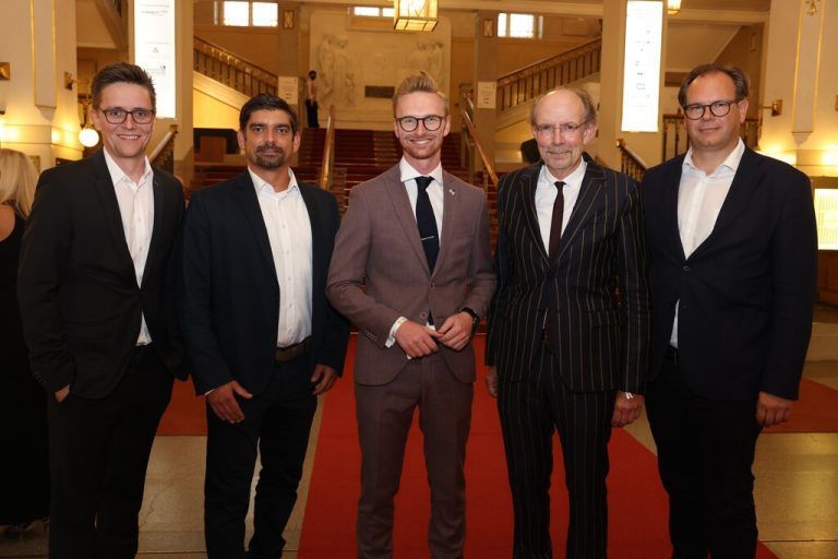 Gratulation an Michael Grecksamer, Werbeleiter der XXXLutz Gruppe (Mitte) von den Russmedia-Geschäftsführern Georg Burtscher, Eugen A. Russ, Markus Raith (v. l.) und Russmedia-Key-Account-Leiter Patrick Fleisch (2. v. l.). VÖZ