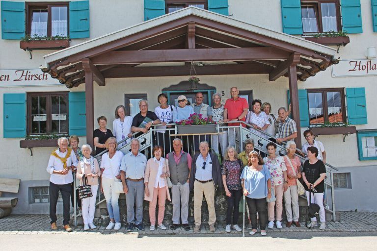 Gruppenfoto vor dem Wirtshaus Zum lustigen Hirsch in Akams.Jahrgang 1947