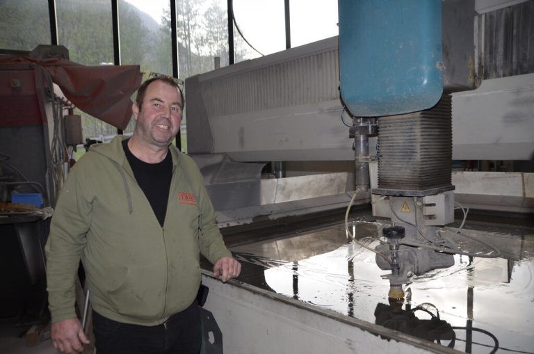 Guntram Tschol ist mit seiner Firma zurück nach Braz gezogen und hat sich in diesem Zuge einen Wasserstrahlschneider angeschafft.DOB