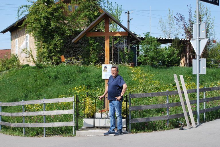 Herbert Rella organisierte ehrenamtlich die Restaurierung des Gfrörer Wegkreuzes.