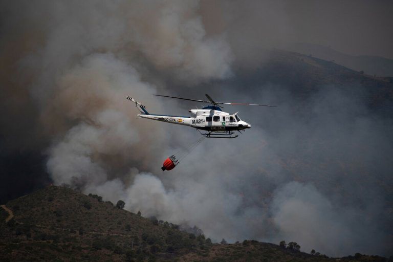 Hitze, Trockenheit und starke Winde erschweren die Löscharbeiten. AFP