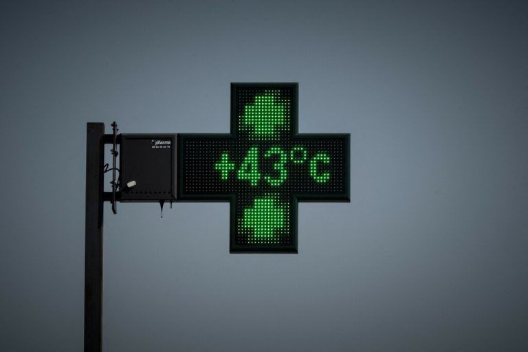 Hitzewelle: Eine Anzeige einer Apotheke in Toulouse, Frankreich, weist eine Temperatur von 43 Grad Celsius aus. AFP