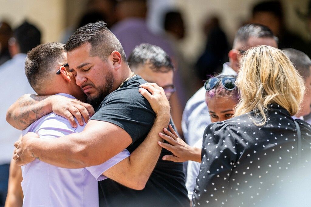 Erste Beisetzungen nach Schulmassaker in Texas