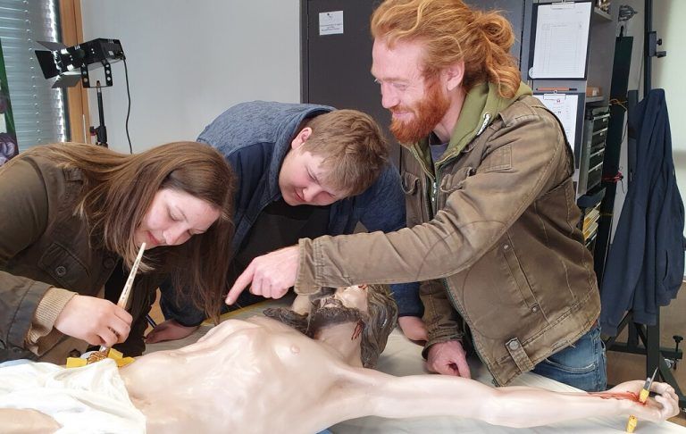 Im Atelier von Nicolé Mayer: Rebecca, Simon und Andreas Huemer (Arbeitsanleiter bei Job Ahoi). OJAD/Herbert Rella